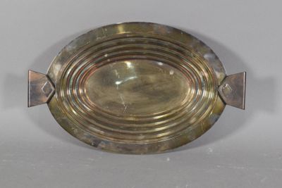 une assiette en argent ornée d'un motif de poisson
