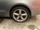une voiture qui a un pneu crevé