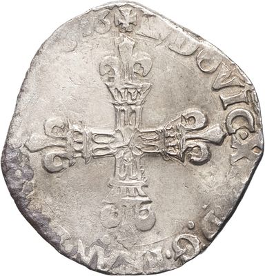 Gros plan sur une pièce de monnaie portant une croix
