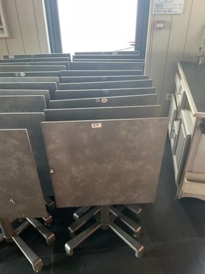de nombreuses chaises alignées les unes à côté des autres dans une pièce