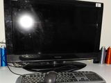 un écran d'ordinateur et un clavier posés sur un bureau