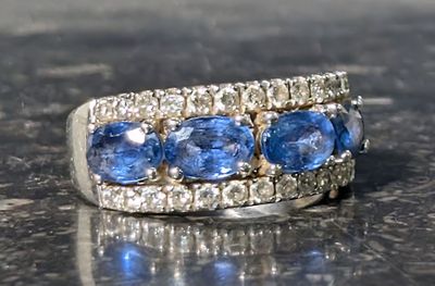 gros plan d'une bague avec saphirs bleus et diamants