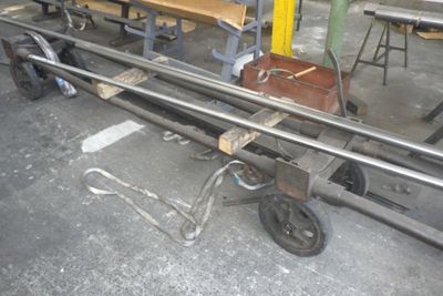 un chariot sur lequel est posée une valise, dans un garage