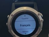 une montre connectée posée sur une table
