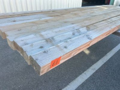 un gros morceau de bois qui traîne sur le parking