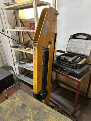 une photo d'un établi dans un atelier, sur lequel sont posés des outils
