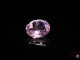 gros plan d'un diamant rose sur une surface noire