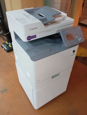 a printer that is sitting on the floor in the room