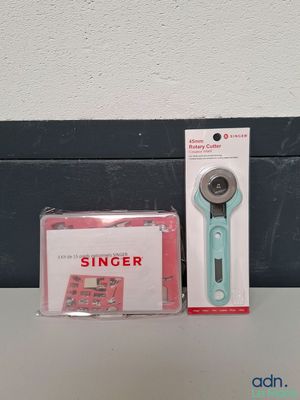une boîte contenant un wrenet et un paquet d'outils, posée sur une table