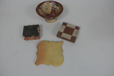quatre morceaux de nourriture sur la table, à côté d'un bol