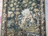 une tapisserie représentant un homme et une femme dans les bois