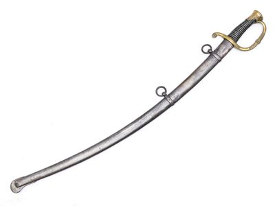 un gros plan d'une épée avec une poignée en métal sur fond blanc