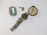 deux montres et une montre-bracelet posées sur une table