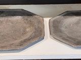 deux plateaux posés sur une cuisinière