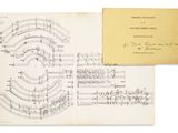 un livre ouvert avec des notes de musique et une feuille de papier