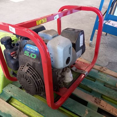 un petit moteur posé sur une palette dans un entrepôt