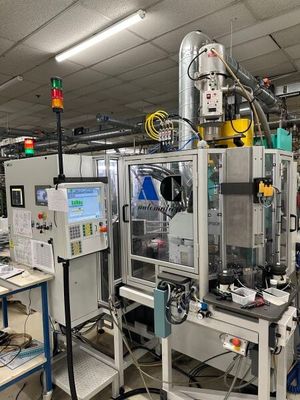 une machine placée au milieu d'une pièce