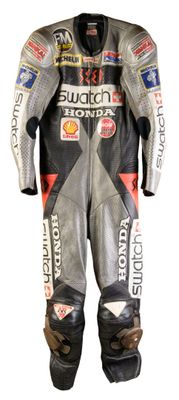 une image représentant une combinaison de moto en cuir sur fond blanc