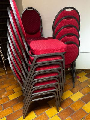 de nombreuses chaises rouges alignées sur le sol