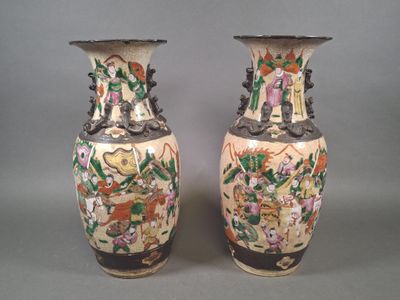 deux vases posés côte à côte sur une surface grise
