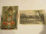 deux vieilles photos représentant un bâtiment et une horloge accrochée au mur