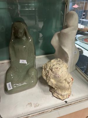 deux statues exposées dans une vitrine