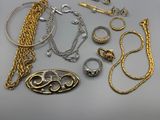 un assortiment de bijoux en or et en argent posés sur un fond blanc