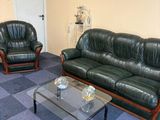 deux canapés en cuir et une table basse dans un salon