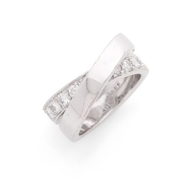 une image représentant une bague en or blanc sertie de diamants, sur fond blanc