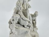 statue représentant une femme assise sur un rocher avec deux enfants