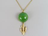 un pendentif en forme de cactus, en jade vert et or, monté sur une chaîne en or