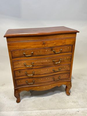 une commode en bois avec des poignées et des tiroirs en laiton