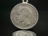 Gros plan sur une pièce de monnaie en argent portant un visage de femme