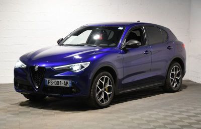 Le SUV Alfa bleu est garé dans un garage.