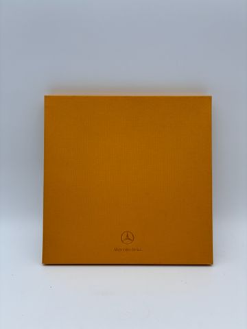 Boutique MERCEDES – Carré de soie rose et gris dans sa boîte