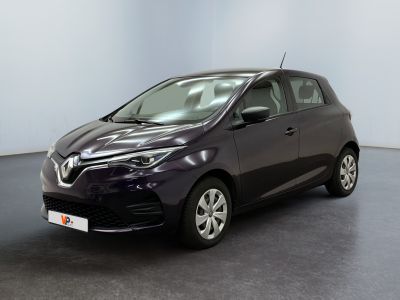 Une voiture violette est garée dans une pièce au sol noir.