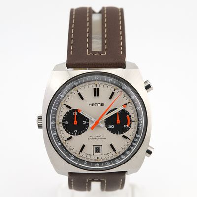 Gros plan sur une montre-bracelet avec un bracelet marron
