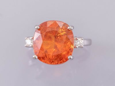 une bague en saphir orange et diamants
