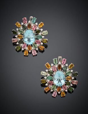 une paire de boucles d'oreilles en pierres multicolores et en argent