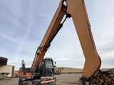 une image représentant un engin de chantier avec des grumes à l'arrière-plan