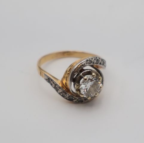 Bague en or jaune 750 millièmes et platine 850 millièmes, le cent...