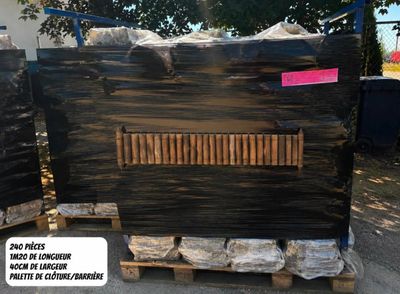 deux palettes de bois posées sur une palette