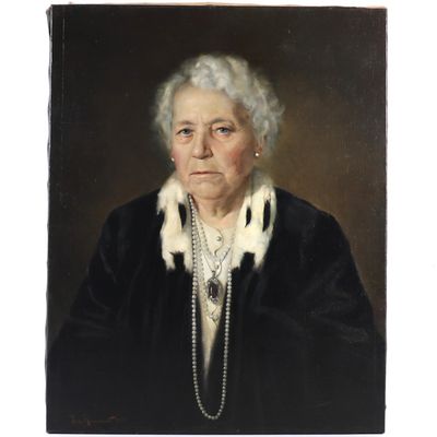 un tableau représentant une femme d'un certain âge vêtue d'un manteau noir et portant un collier de perles