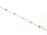 gros plan d'un bracelet en or avec des pierres multicolores