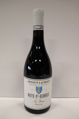 l'image d'une bouteille de vin posée sur une table