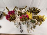 un bouquet de fleurs posé sur une table à côté d'un téléphone portable