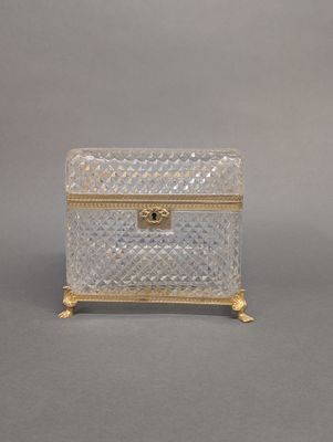une boîte en argent et en verre munie d'une serrure sur le dessus