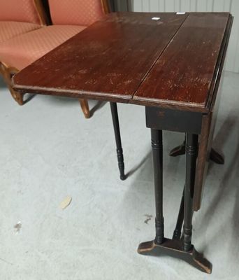une table avec deux chaises et une chaise à l'arrière-plan