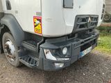 un camion garé sur le côté de la route
