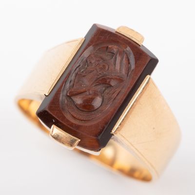 une image représentant une bague en or sur laquelle est gravé le portrait d'un homme